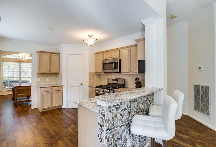 Pet Friendly Spring Home   4 Mi To Six Flags!