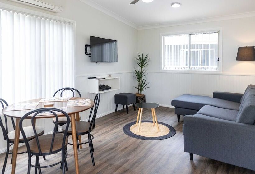 Курорт Coonamble Riverside Caravan Park