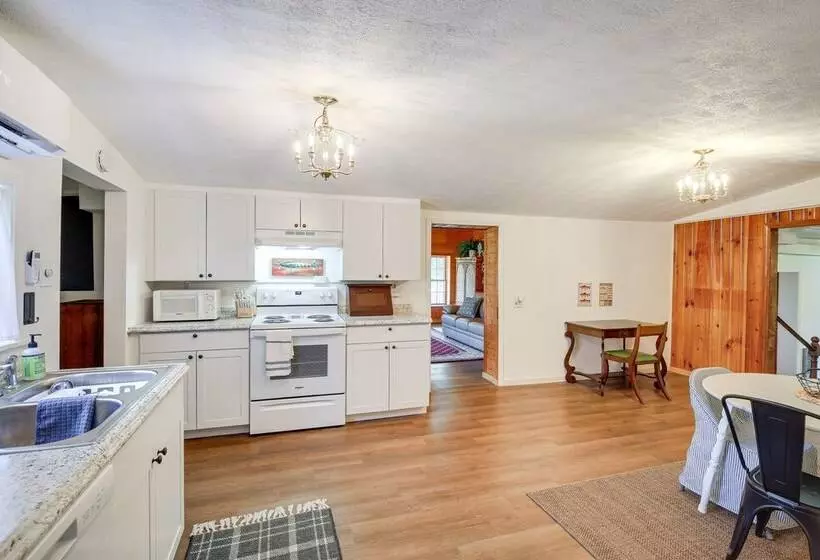 Riverfront Bluff City Retreat W/ Patio & Grill!