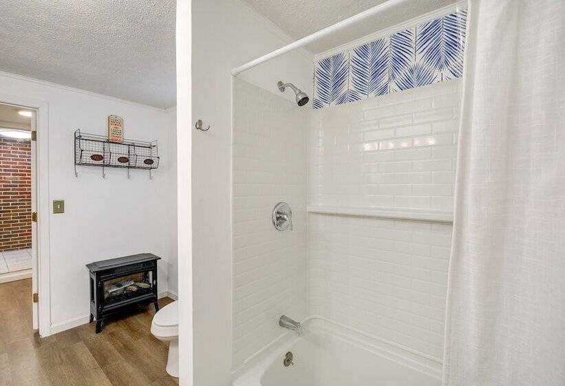 Riverfront Bluff City Retreat W/ Patio & Grill!