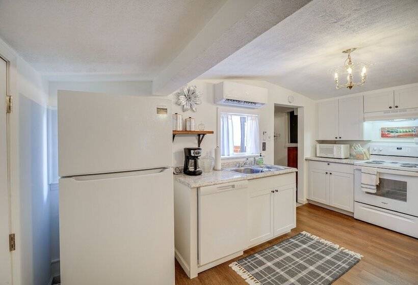 Riverfront Bluff City Retreat W/ Patio & Grill!