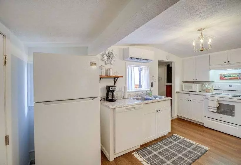 Riverfront Bluff City Retreat W/ Patio & Grill!