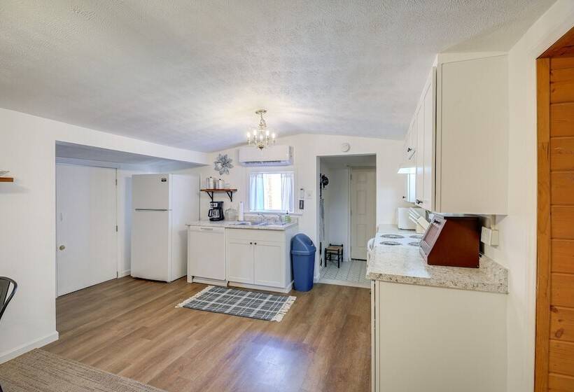 Riverfront Bluff City Retreat W/ Patio & Grill!