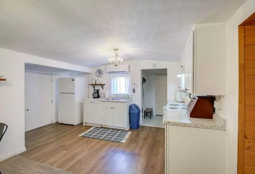 Riverfront Bluff City Retreat W/ Patio & Grill!