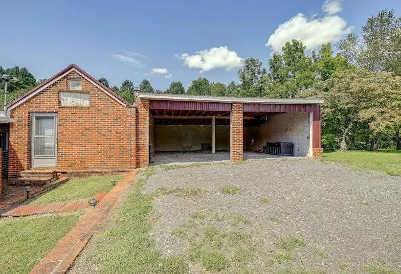 Riverfront Bluff City Retreat W/ Patio & Grill!