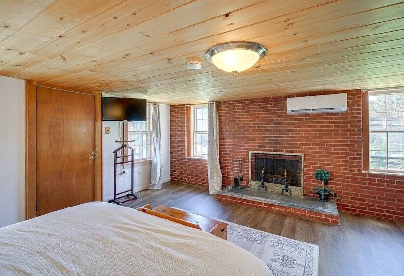 Riverfront Bluff City Retreat W/ Patio & Grill!