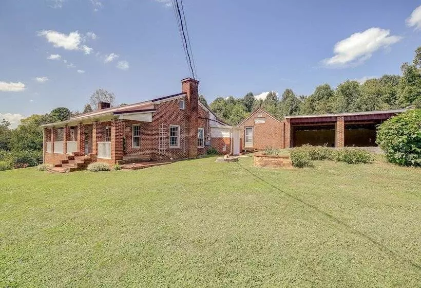 Riverfront Bluff City Retreat W/ Patio & Grill!