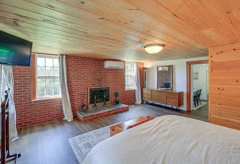 Riverfront Bluff City Retreat W/ Patio & Grill!