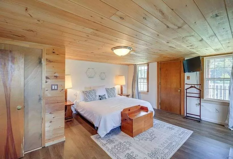 Riverfront Bluff City Retreat W/ Patio & Grill!