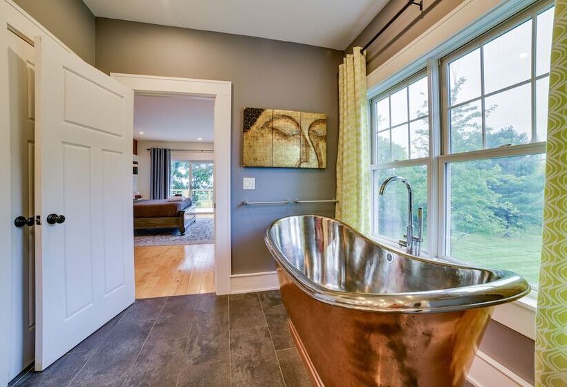 Secluded Ithaca Home W/ Hot Tub ~ 5 Mi To Cornell!