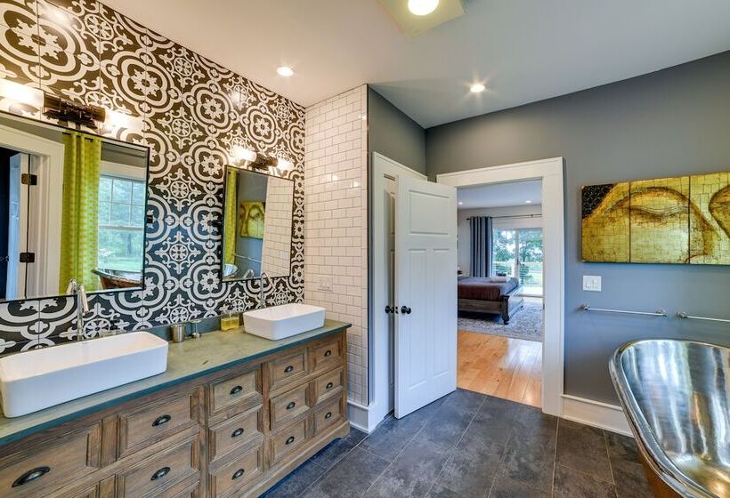 Secluded Ithaca Home W/ Hot Tub ~ 5 Mi To Cornell!