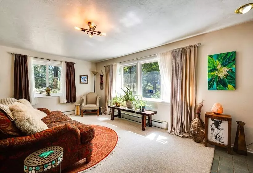 Serene Home W/ Hot Tub   6 Mi To Boulder Falls!