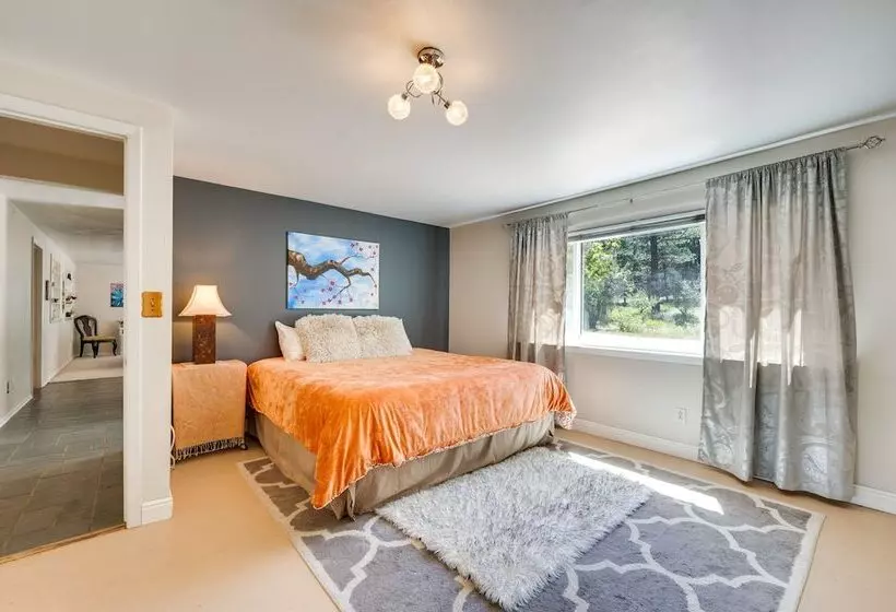 Serene Home W/ Hot Tub   6 Mi To Boulder Falls!