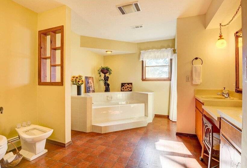 Spacious Retreat W/ Stunning Norfork Lake Views!