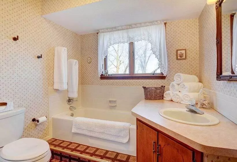 Spacious Retreat W/ Stunning Norfork Lake Views!
