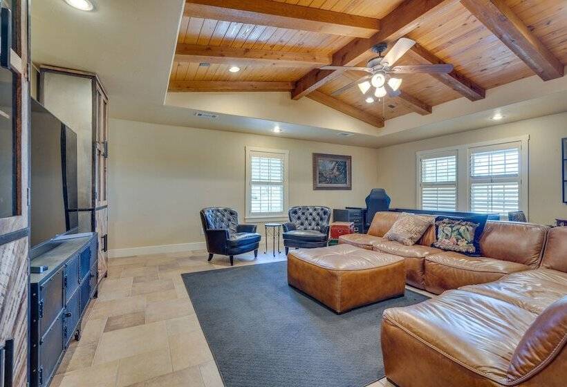 Sprawling Leander Home W/ Game Room!