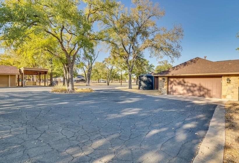 Sprawling Leander Home W/ Game Room!
