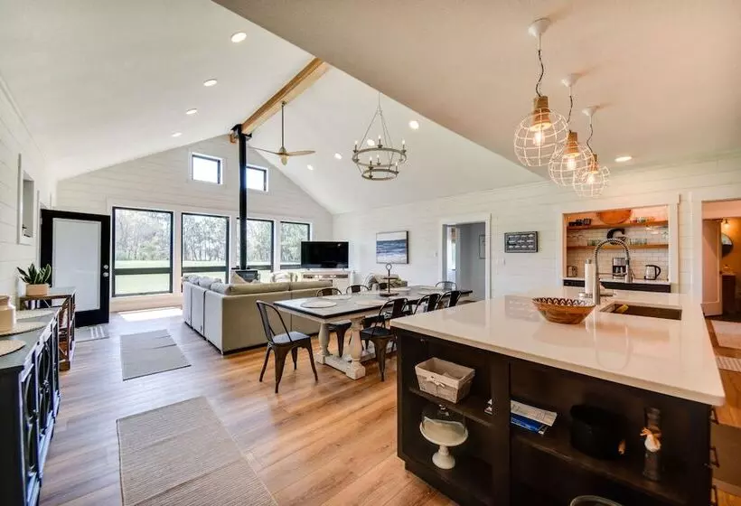 Stunning Chesapeake Bay Farmhouse W/ Dock & Kayaks