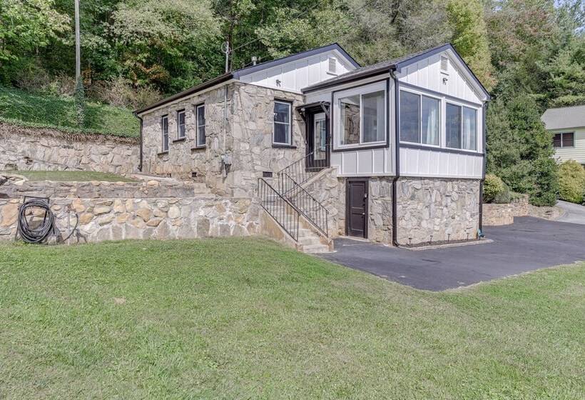 Updated + Modern Waynesville Cottage W/ Fire Pit