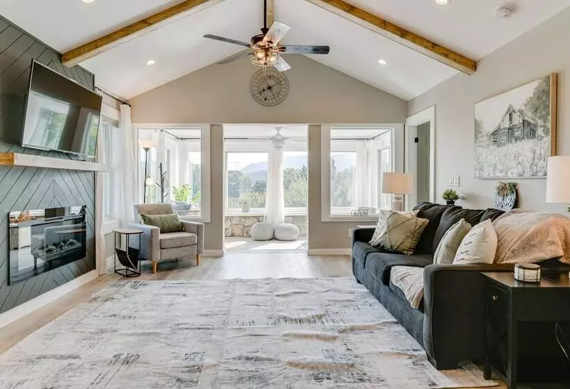 Updated + Modern Waynesville Cottage W/ Fire Pit