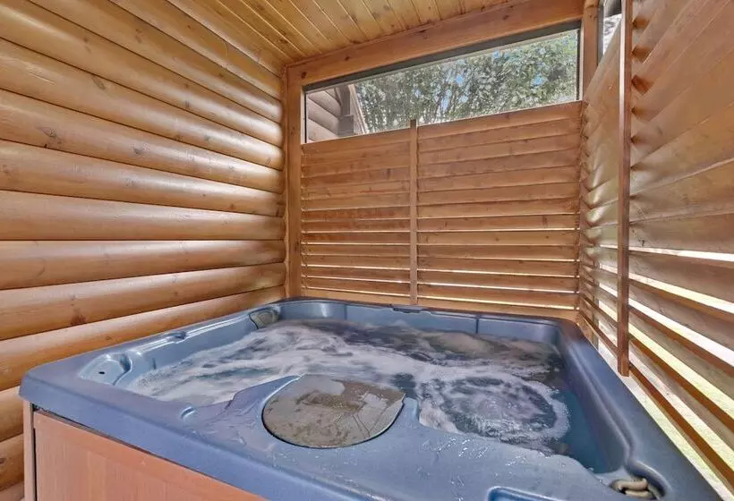3 Bdr Log Cabin In Cozy Resort W/ Private Hot Tub
