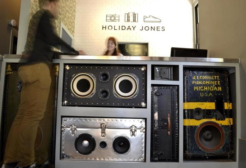 هتل Holiday Jones