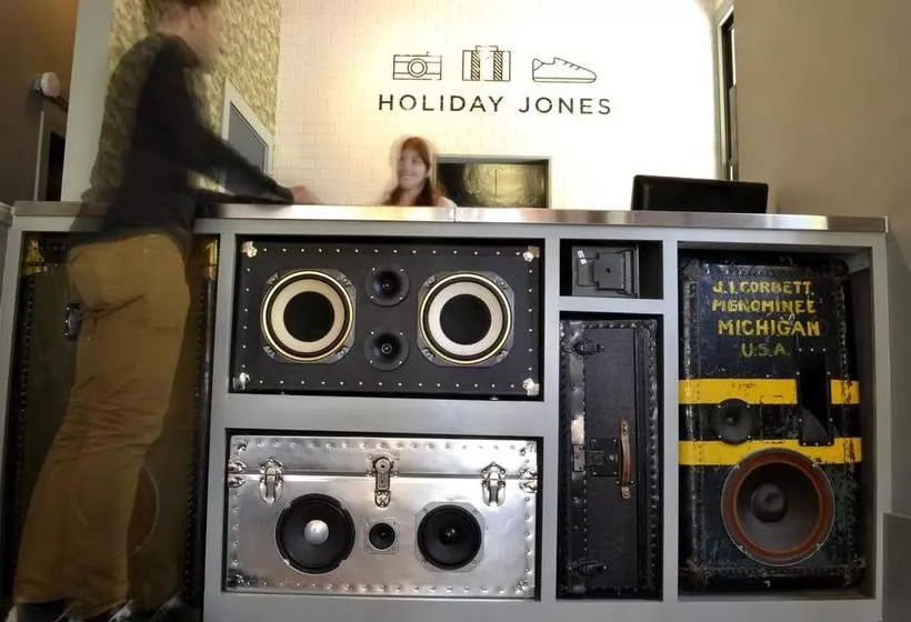 هتل Holiday Jones