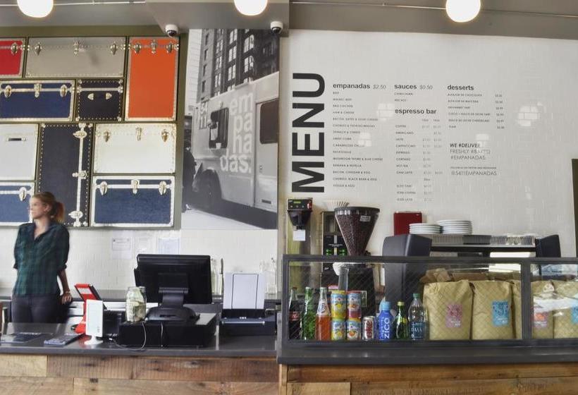 هتل Holiday Jones