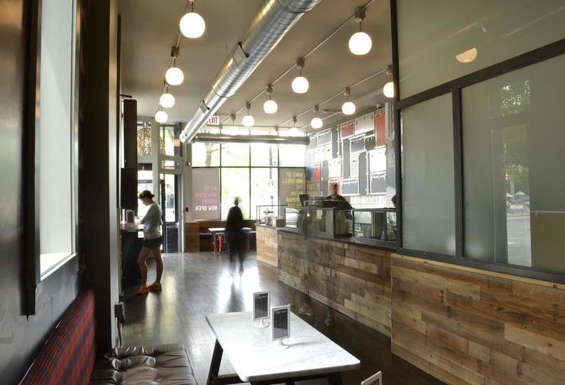 هتل Holiday Jones