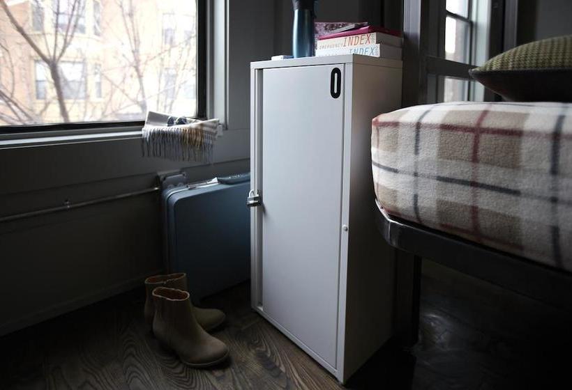 هتل Holiday Jones