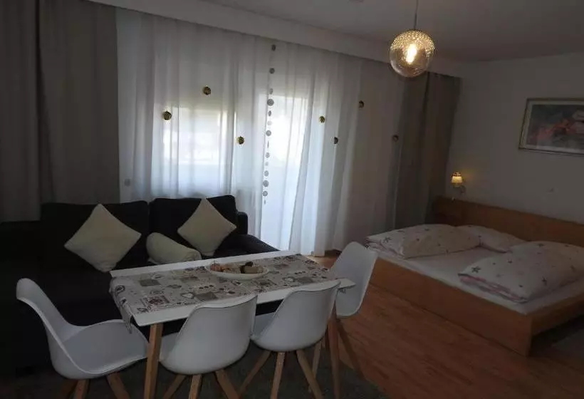 Hotelli Warmbad Apartments