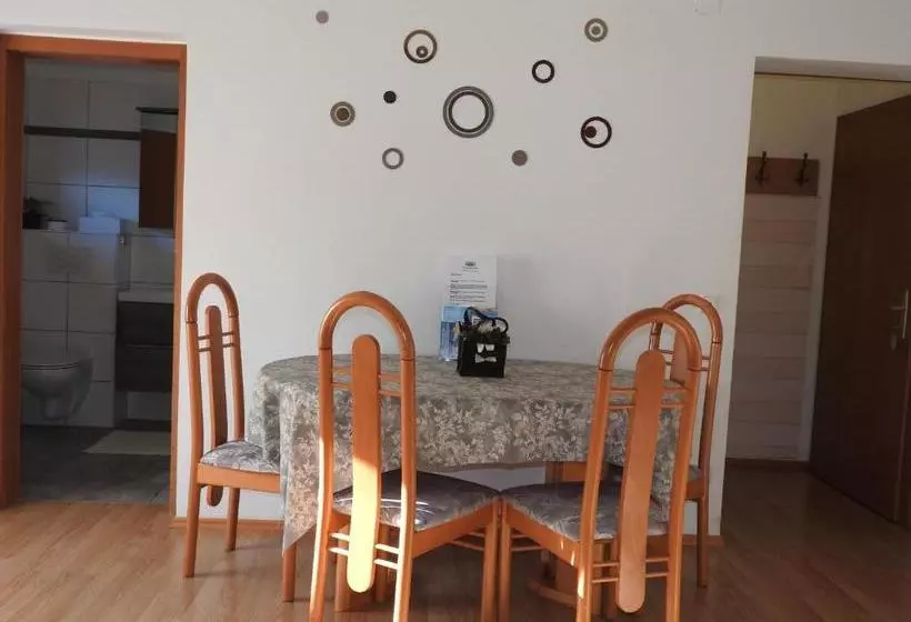 Hotelli Warmbad Apartments
