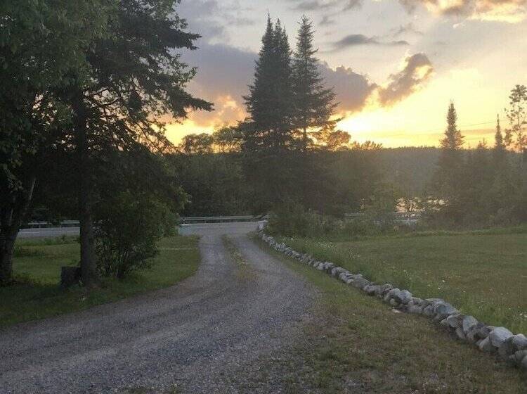 Coach House Motel 20 Km East Terrace Bay