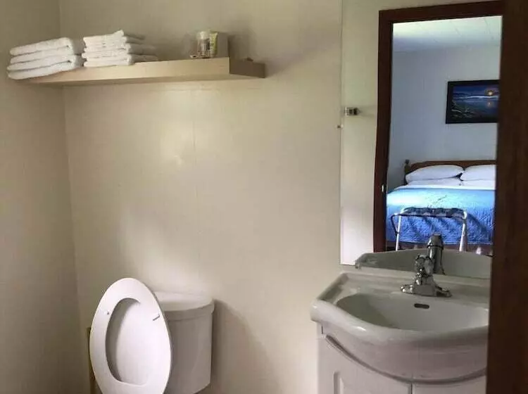 Coach House Motel 20 Km East Terrace Bay