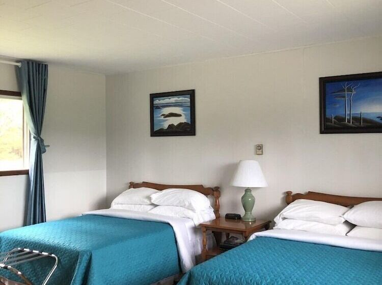 Coach House Motel 20 Km East Terrace Bay