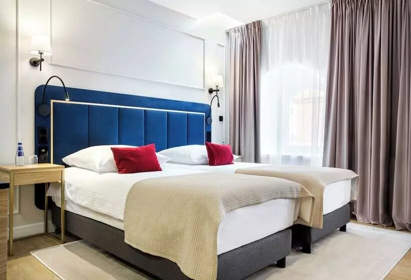 ホテル Golden Queen Deluxe Jacuzzi Apartments   Old Town