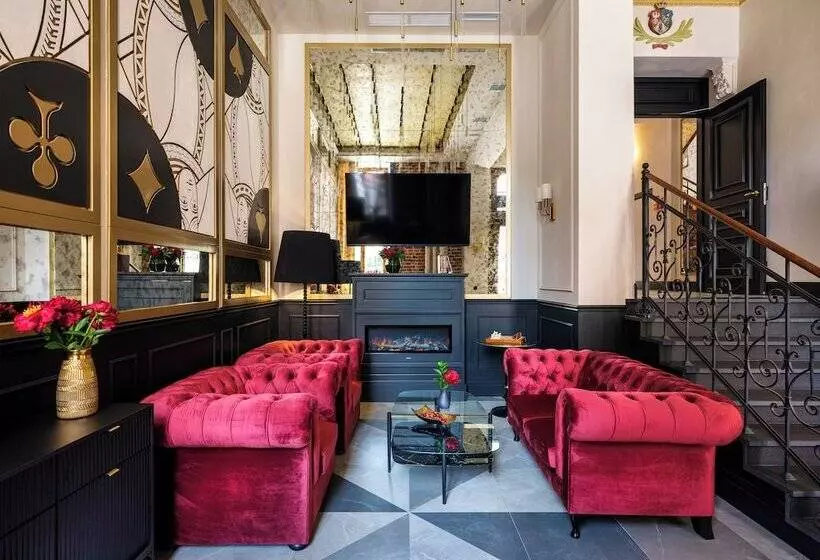 ホテル Golden Queen Deluxe Jacuzzi Apartments   Old Town