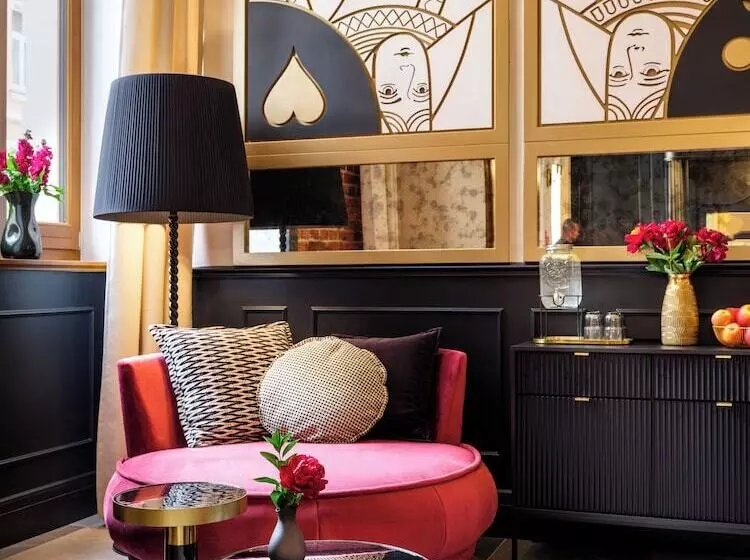 ホテル Golden Queen Deluxe Jacuzzi Apartments   Old Town