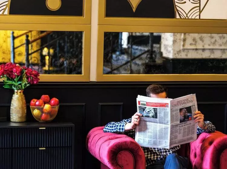 ホテル Golden Queen Deluxe Jacuzzi Apartments   Old Town