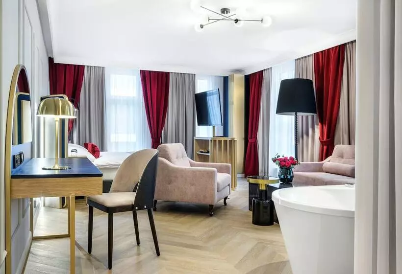 ホテル Golden Queen Deluxe Jacuzzi Apartments   Old Town