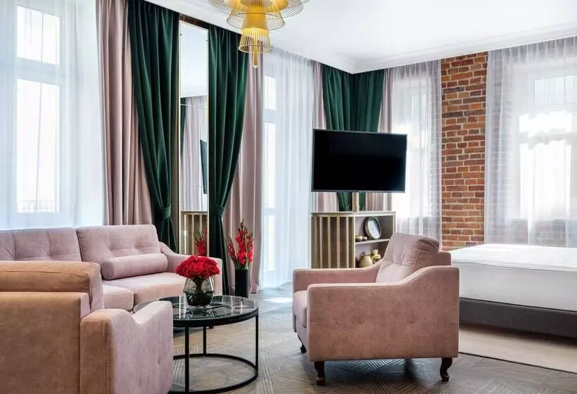 ホテル Golden Queen Deluxe Jacuzzi Apartments   Old Town