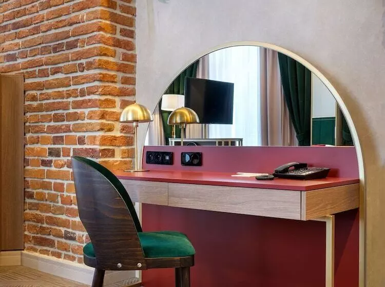 ホテル Golden Queen Deluxe Jacuzzi Apartments   Old Town