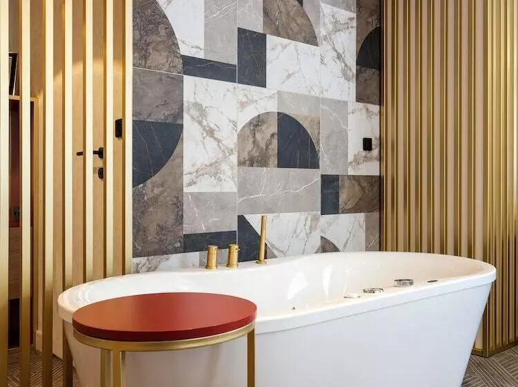 ホテル Golden Queen Deluxe Jacuzzi Apartments   Old Town