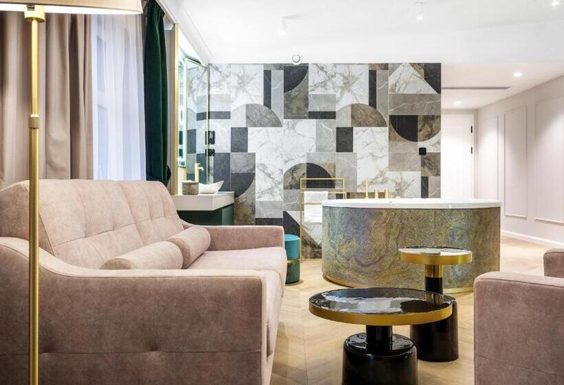 호텔 Golden Queen Deluxe Jacuzzi Apartments   Old Town