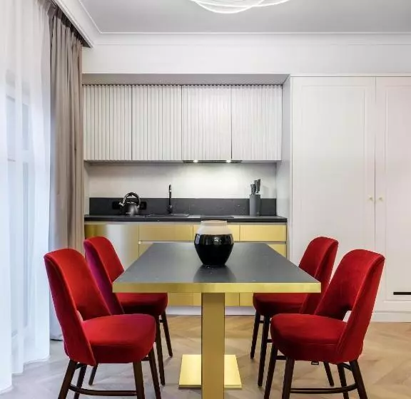 ホテル Golden Queen Deluxe Jacuzzi Apartments   Old Town