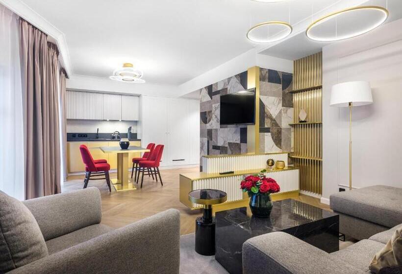 호텔 Golden Queen Deluxe Jacuzzi Apartments   Old Town