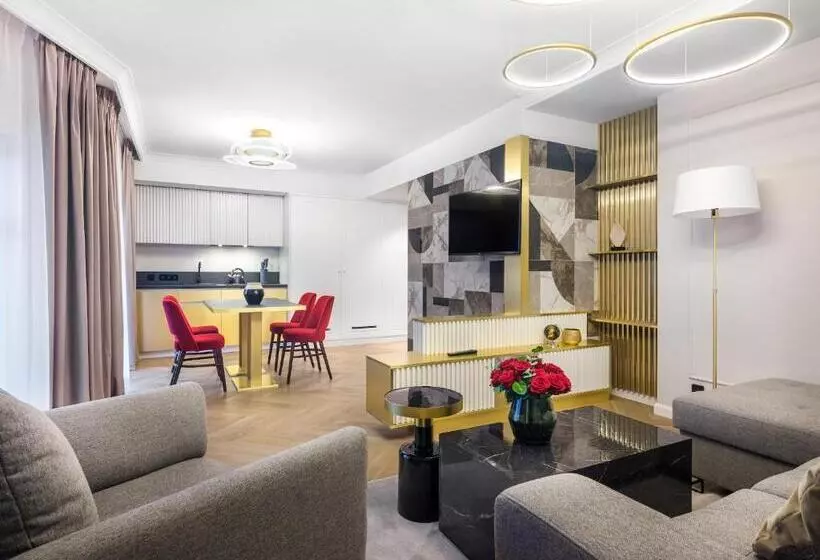 ホテル Golden Queen Deluxe Jacuzzi Apartments   Old Town