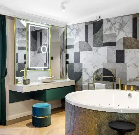 ホテル Golden Queen Deluxe Jacuzzi Apartments   Old Town