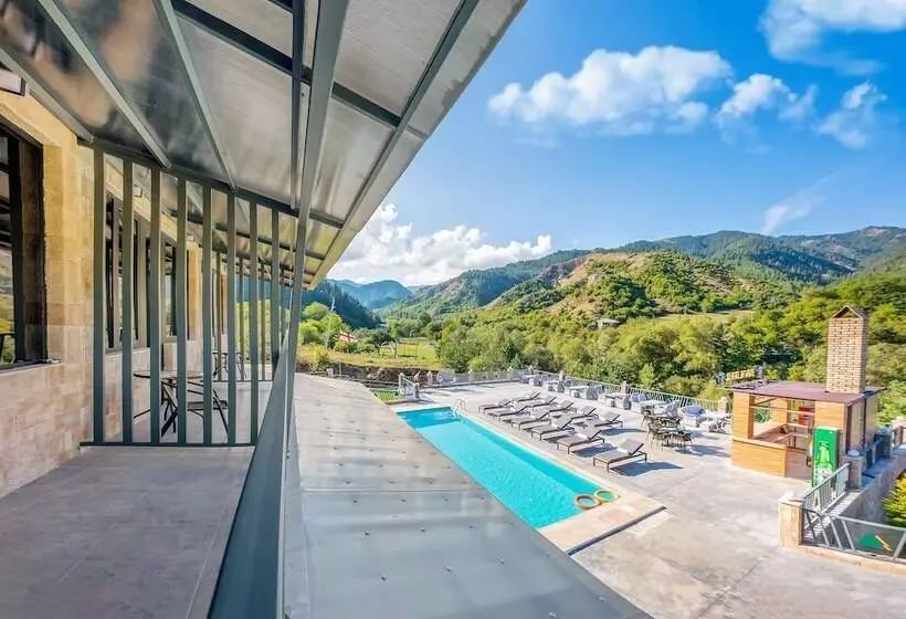 هتل Solo Grand Boshuri