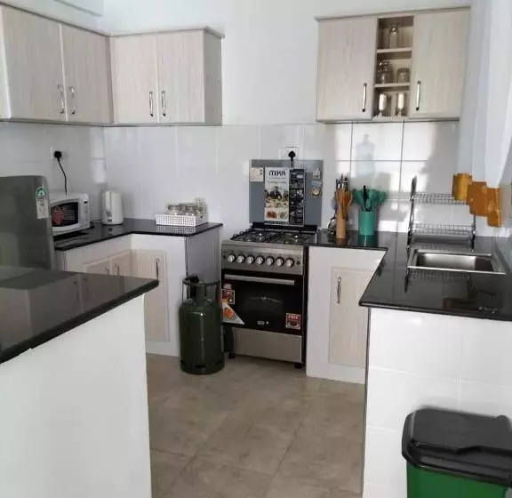 تختخواب و صبحانه Jamila Homes